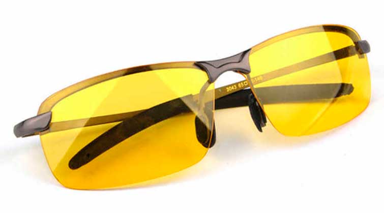 Почему зимой садясь за руль, нужно снимать толстые перчатки и одевать солнцезащитные очки