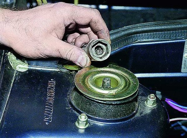 Симптомы неисправности опорного подшипника подвески и как его заменить