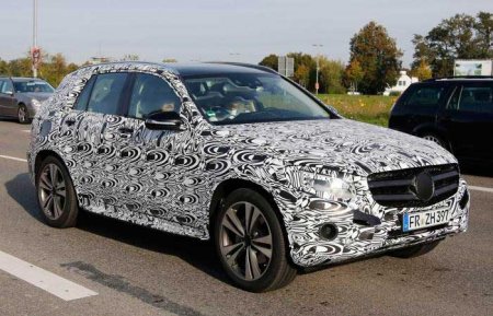 Прототип Mercedes-Benz GLC «засветился» перед линзами фотографических фонарей