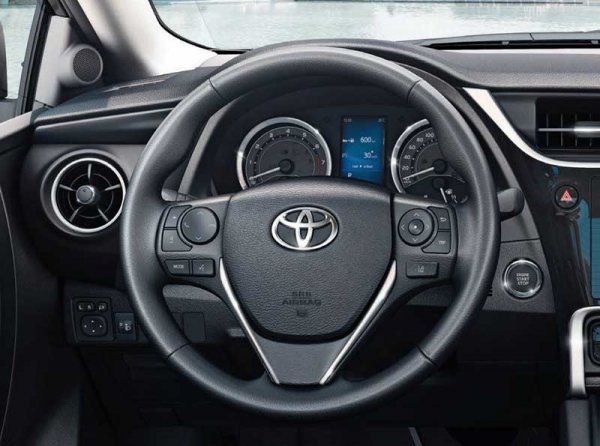 Рестайлинг седана Toyota Corolla E170: новая машина на российском рынке