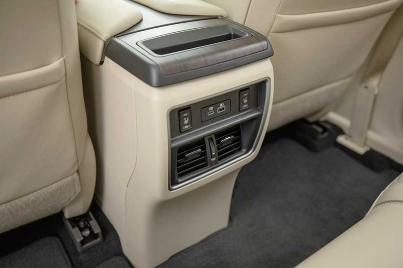 Современный космический корабль Nissan Murano в футуристическом дизайне