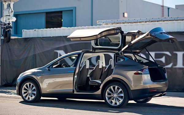 Tesla перестала доверяет людям