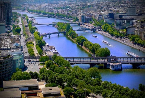 В целях борьбы с загрязнением воздуха Париж вводит цветовую маркировку автомобилей