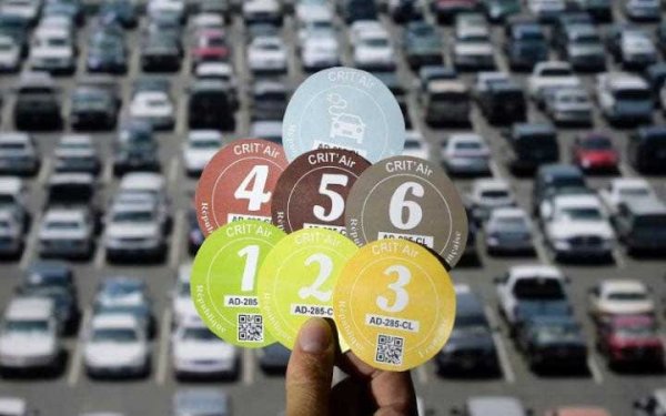 В целях борьбы с загрязнением воздуха Париж вводит цветовую маркировку автомобилей