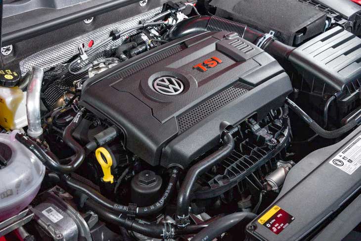 Volkswagen Golf 8: умный городской седан нового поколения