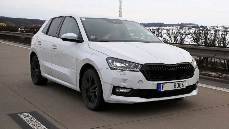 Возвращение обновленной Skoda Fabia на автомобильный рынок: чего ожидать от бюджетной модели с передним приводом