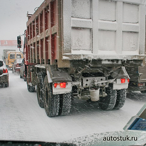 Потому что они вешают ведро на заднюю часть машины