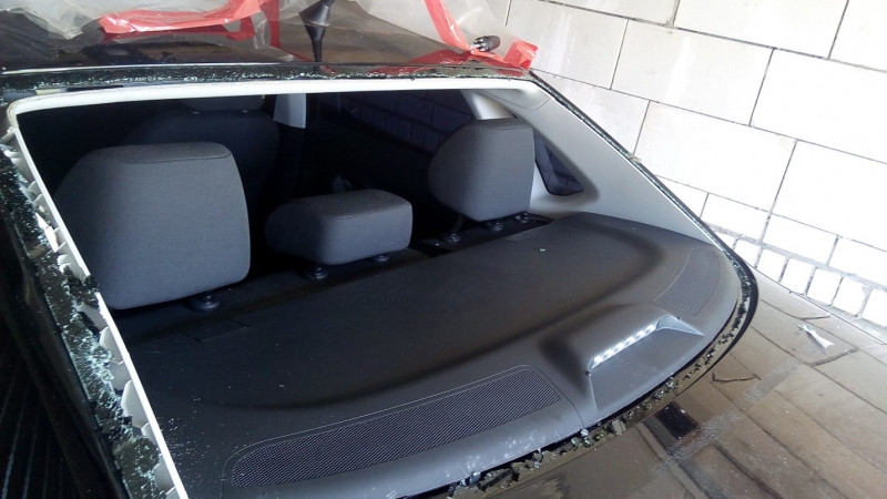 Стекло заднее на Volkswagen Polo