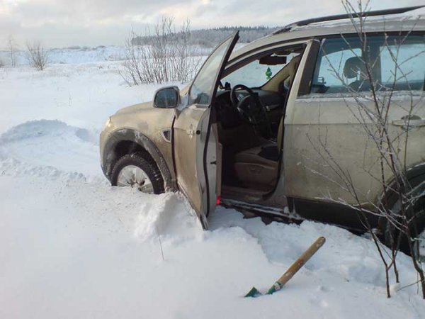 Застрял автомобиль зимой в снегу, кто виноват, и что делать?